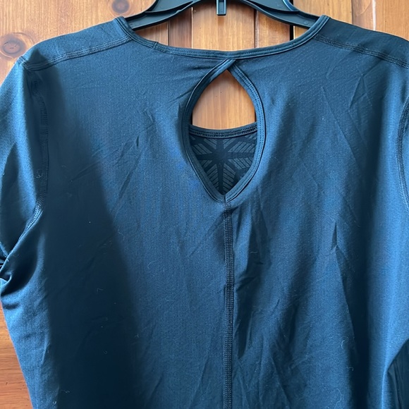 Woman’s Under Armour Top Size Large NWT - Picture 3 of 6